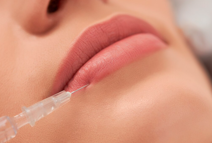 Practitioner discussing aesthetic goals and lip anatomy with patient during pre-treatment consultation in Dubai