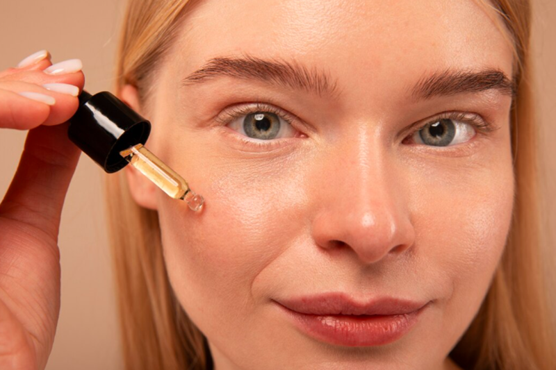 Moisturizer and hydrating skincare ingredients for dry skin