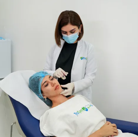 الدكتورة إلهام كيخا تُجري علاجاً وجهياً سريرياً خلال استشارة عناية شخصية بالبشرة في دبي