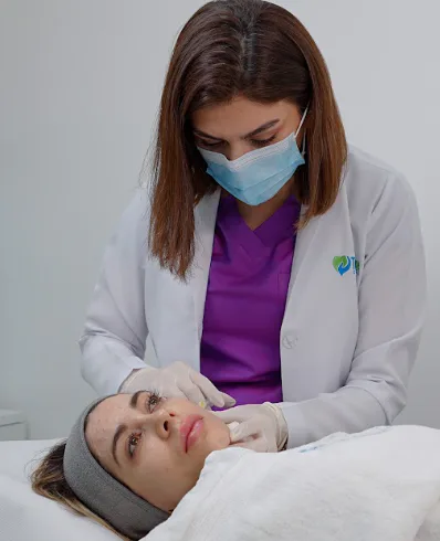 تقنية فيلر لتجميل الأنف غير الجراحي لمظهر فيلر طبيعي في دبي