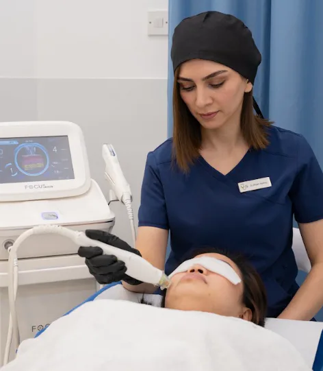 جلسة وخز دقيق بـ RF مهنية في عيادة الدكتورة إلهام في دبي، جهاز ترددات راديوية يُطبَّق على وجه المريضة لتجديد البشرة
