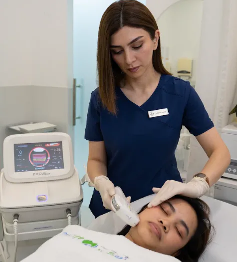 إجراء الوخز الدقيق بـ RF يوصل طاقة ترددات راديوية مضبوطة إلى طبقات الأدمة العميقة