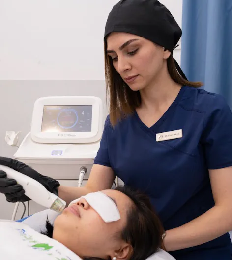 الوخز الدقيق بـ RF لندبات حب الشباب في دبي، أخصائية تطبّق جهاز الوخز بالترددات الراديوية لتحسين ملمس البشرة